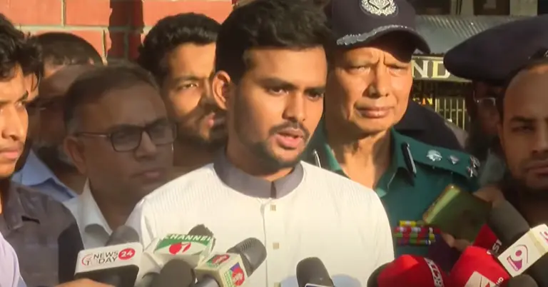 কথা বলছেন স্থানীয় সরকার উপদেষ্টা আসিফ মাহমুদ সজীব ভূঁইয়া